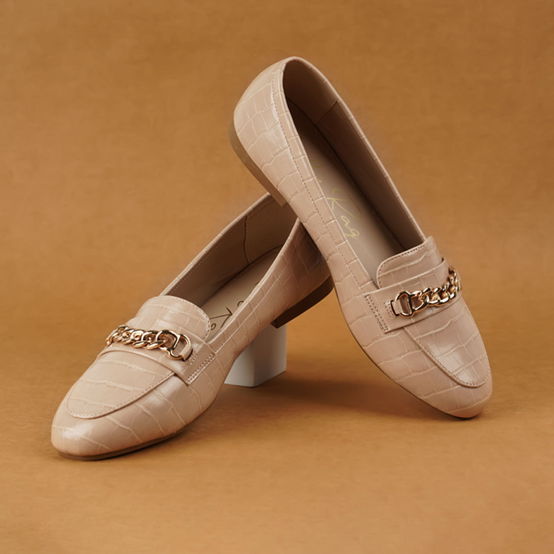 bro zone croc metail chain loafers#color_beige