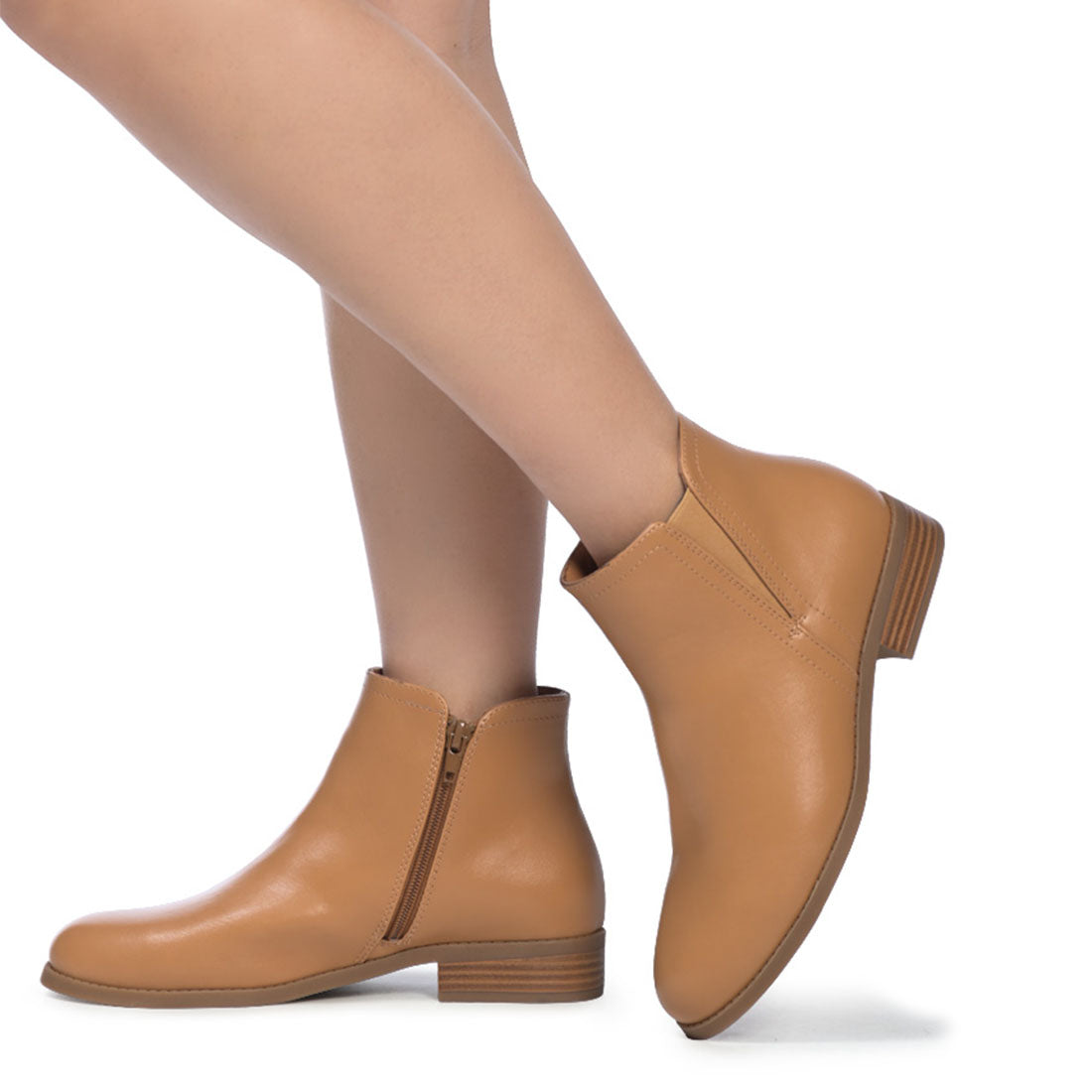 Sleek Chlesea Boots In Tan
